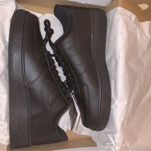 NEW IN BOX Men’s Nike Air Force 1 black - size 8.5